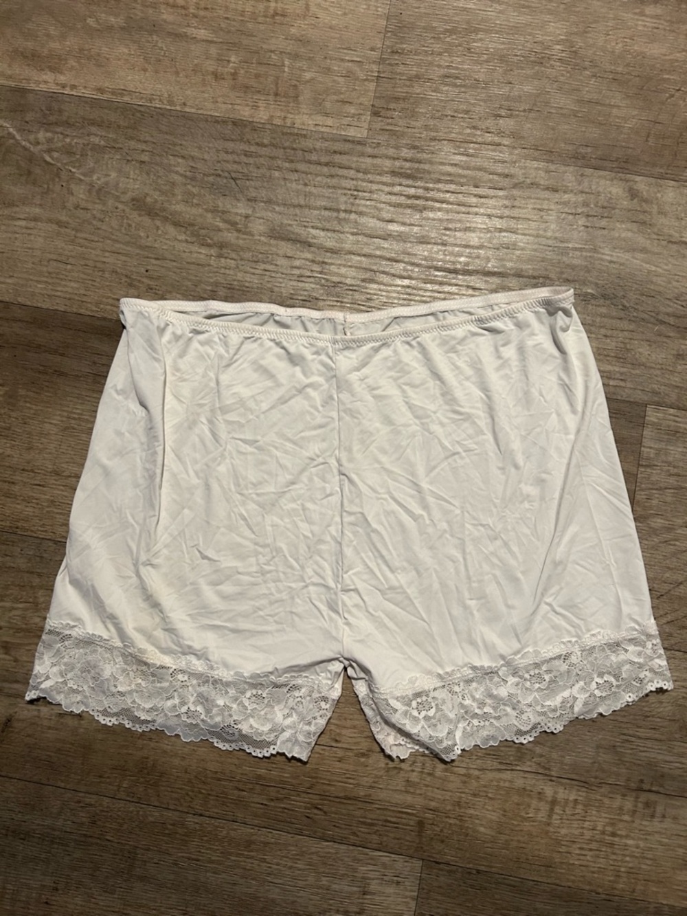 Lace trim shapewear style shorts